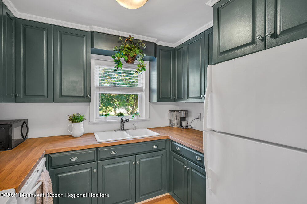 136 Chapel Hill Road Red Bank, NJ 07701 - Photo 8 of 29 017_dsc09717