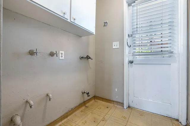 a view of an entrance of the house