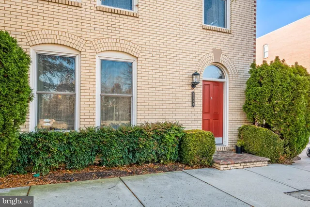 $4,625 | 2214 Potomac Avenue, Alexandria, VA 22301