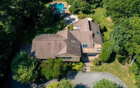 $2,499,999 | 8 Kodiak Drive, Woodbury, NY 11797