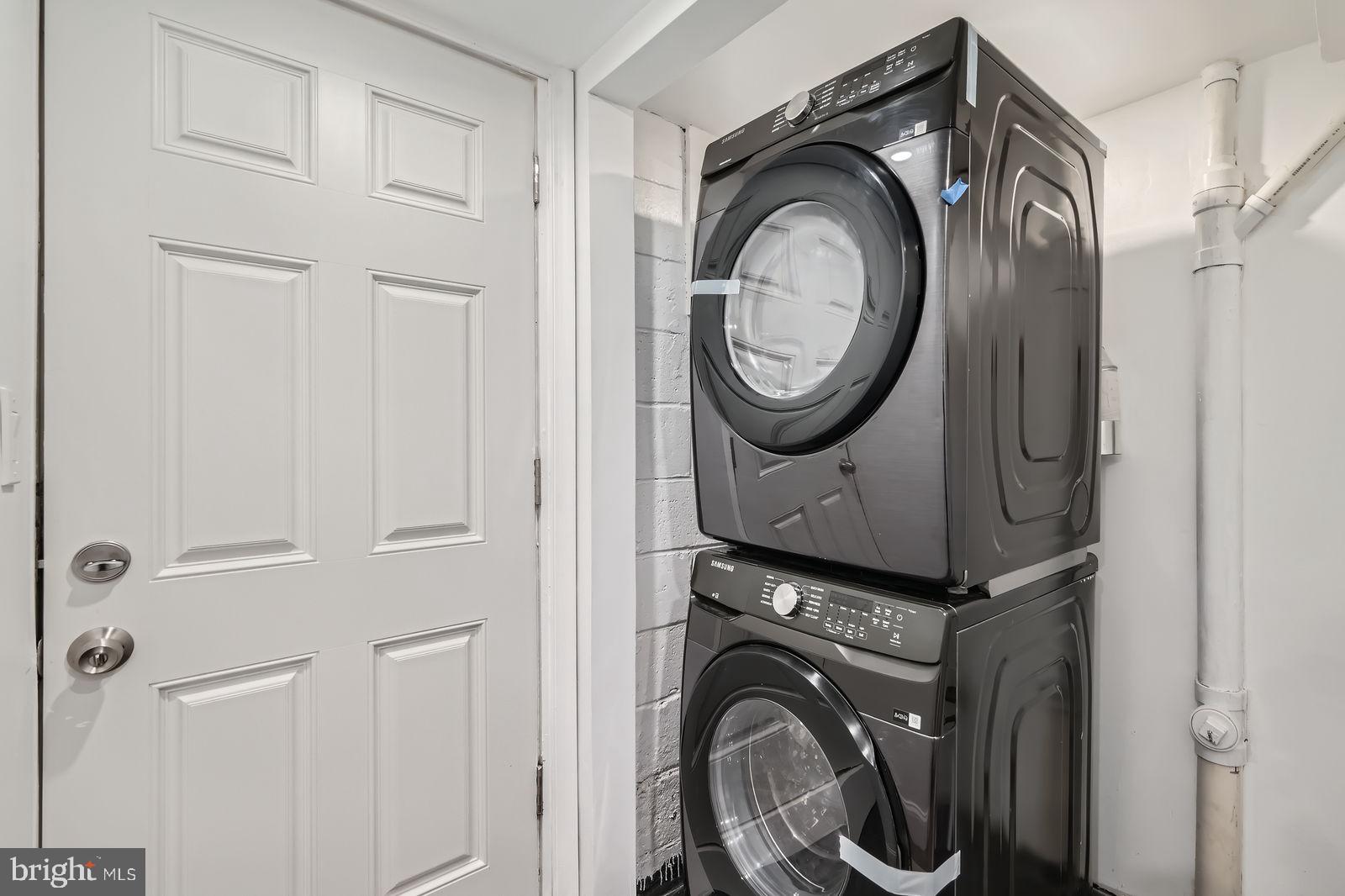 6200 Falkirk Road Baltimore, MD 21239 - Photo 25 of 27 a utility room with dryer and washer