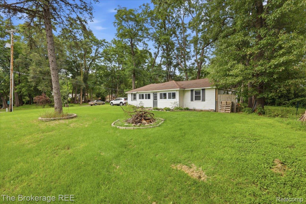 10556 Silver Lake Road Byron, MI 48418 - Photo 2 of 27 05-IMG_4186.jpg