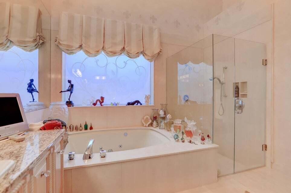 7536 Rexford Road Boca Raton, FL 33434 - Photo 12 of 39 primary bath
