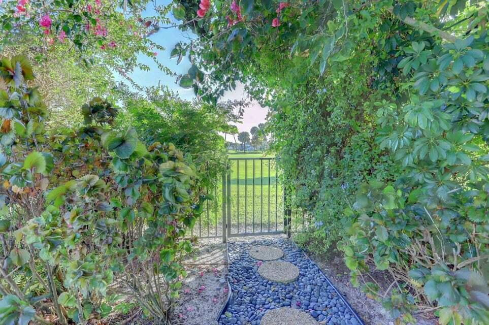 7536 Rexford Road Boca Raton, FL 33434 - Photo 23 of 39 back gate