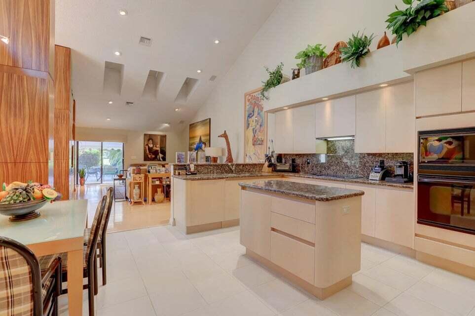 7536 Rexford Road Boca Raton, FL 33434 - Photo 7 of 39 kitchen