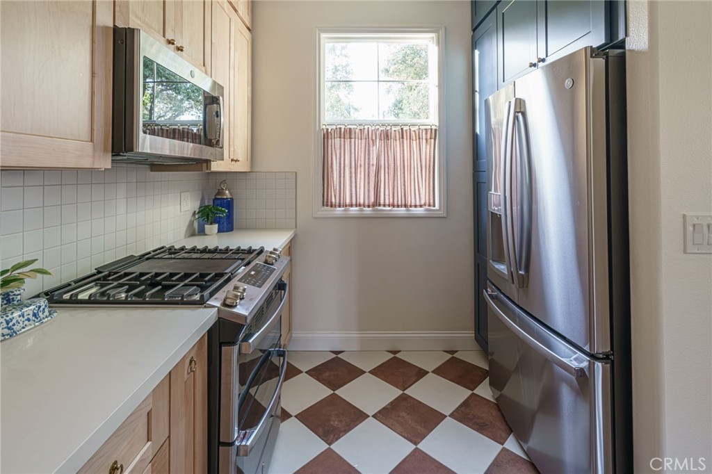 17 Oatfield Farm Ladera Ranch, CA 92694 - Photo 23 of 57 Galley kitchen with custom window coverings and new appliances that come with the home.