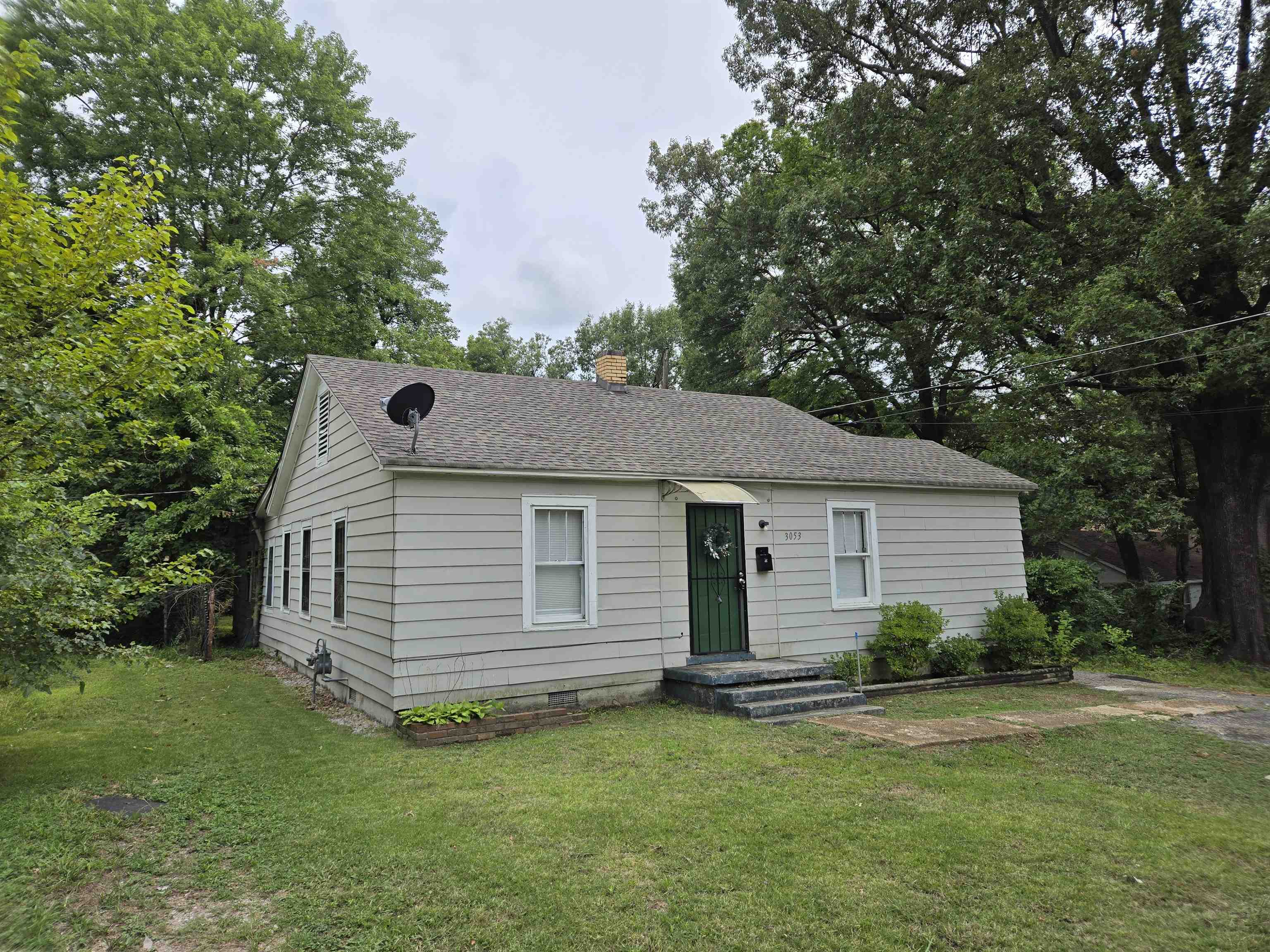 3053 Carrington Road Memphis, TN 38111 - Photo 2 of 17 View of front of house with a front yard