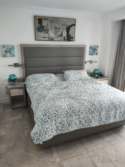 101 Ocean Drive, Unit 906 Miami Beach, FL 33139 - Photo 27 of 35 a bedroom with a bed and window