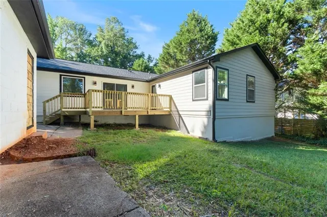 a view of a house with a yard
