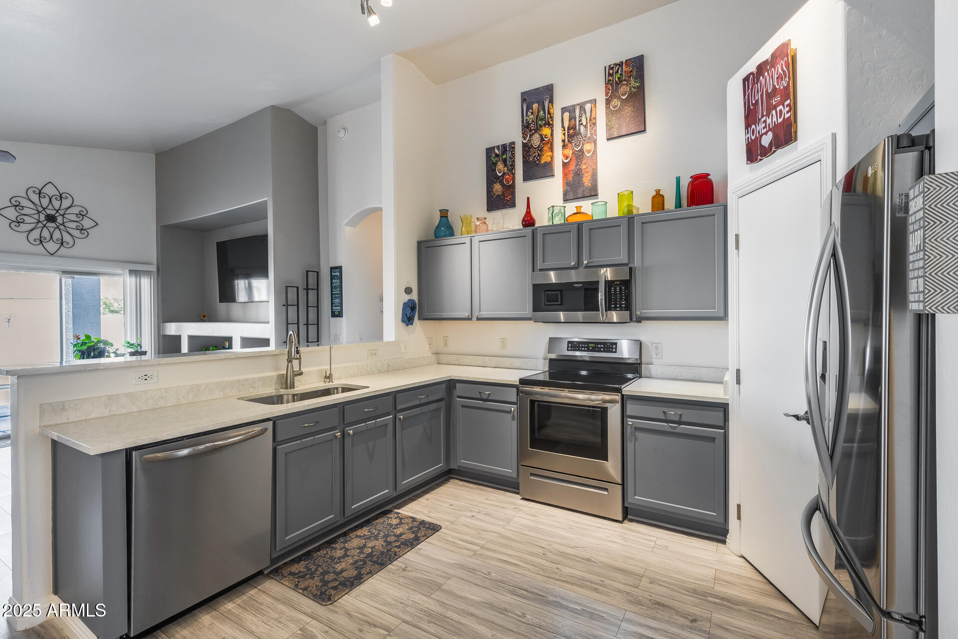 2714 East Del Rio Street Gilbert, AZ 85295 - Photo 10 of 30 Kitchen