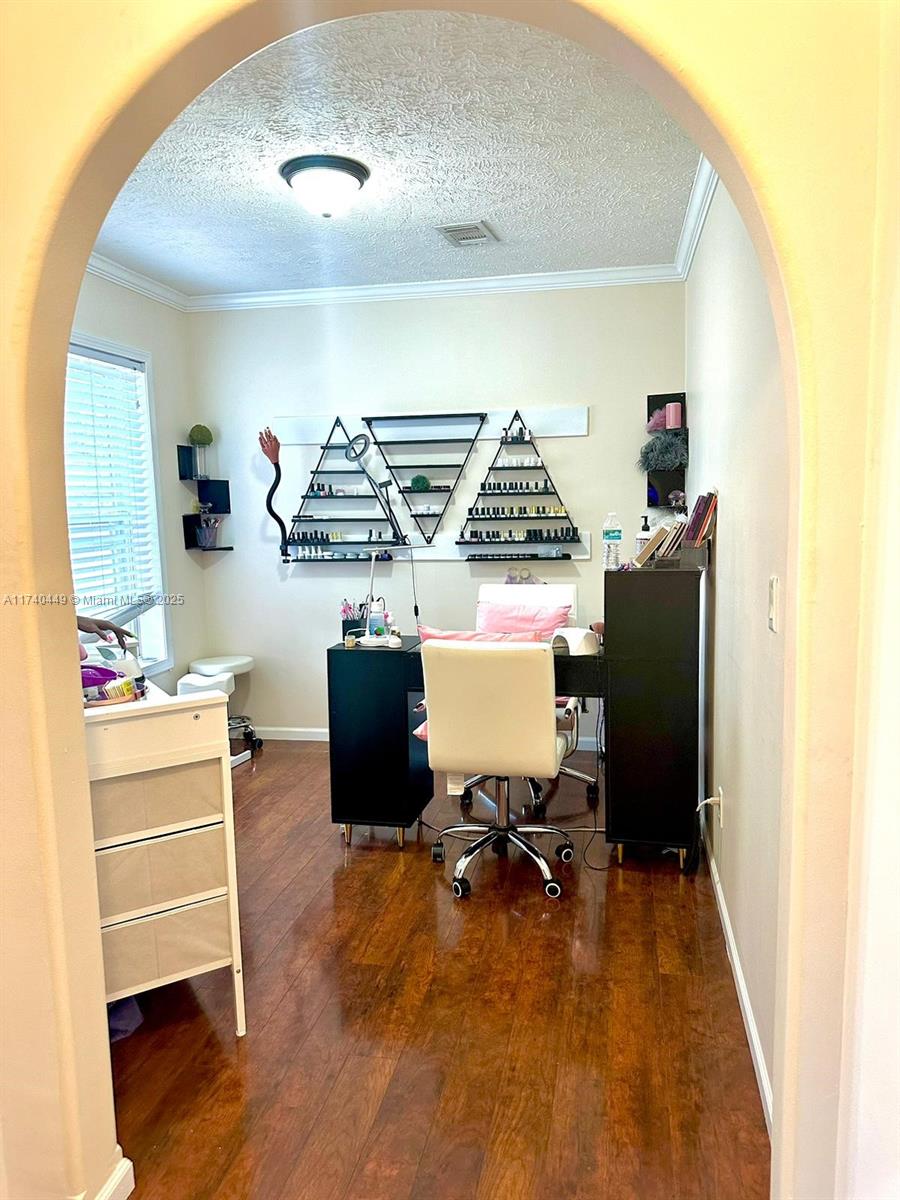 195 Southwest Turkey Glen Fort White, FL 32038 - Photo 7 of 25 a living room with furniture and a wooden floor