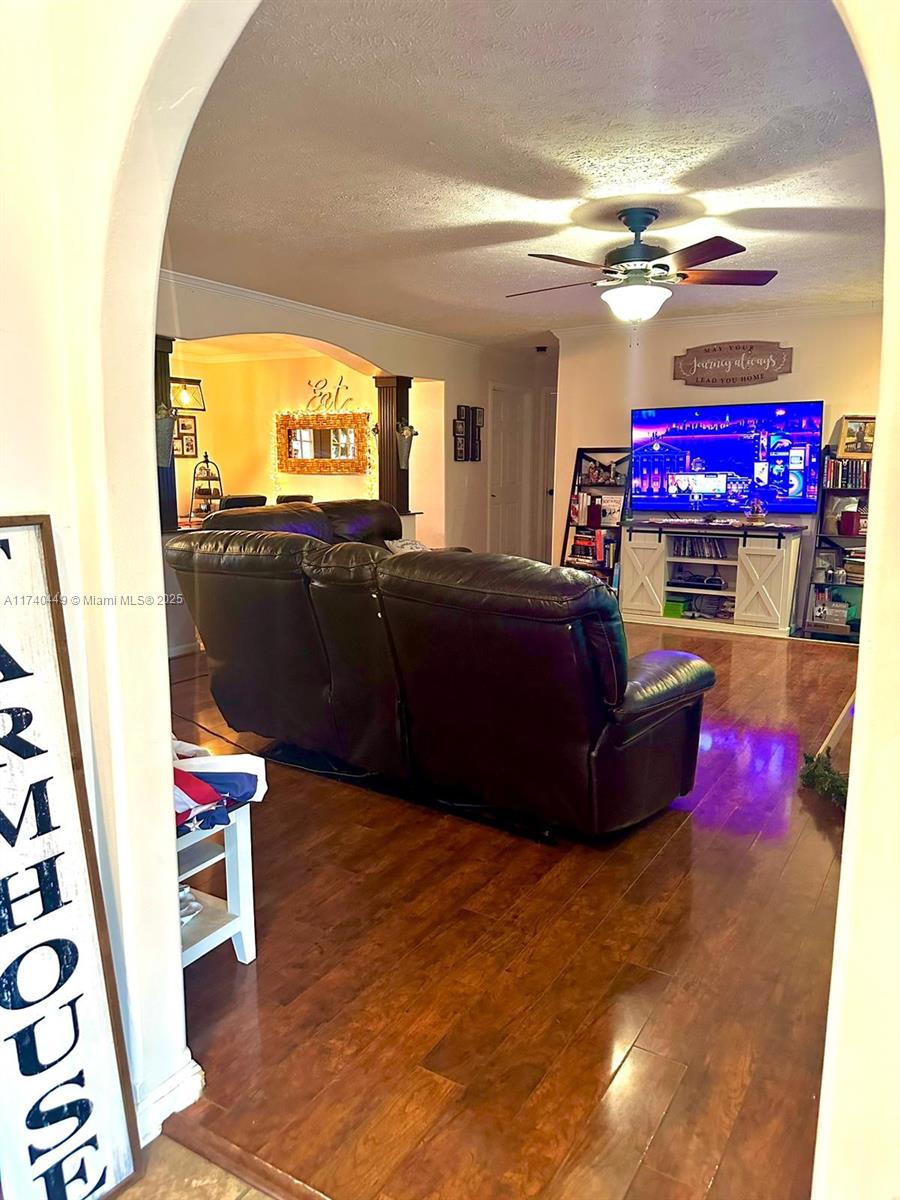 195 Southwest Turkey Glen Fort White, FL 32038 - Photo 8 of 25 a living room with furniture