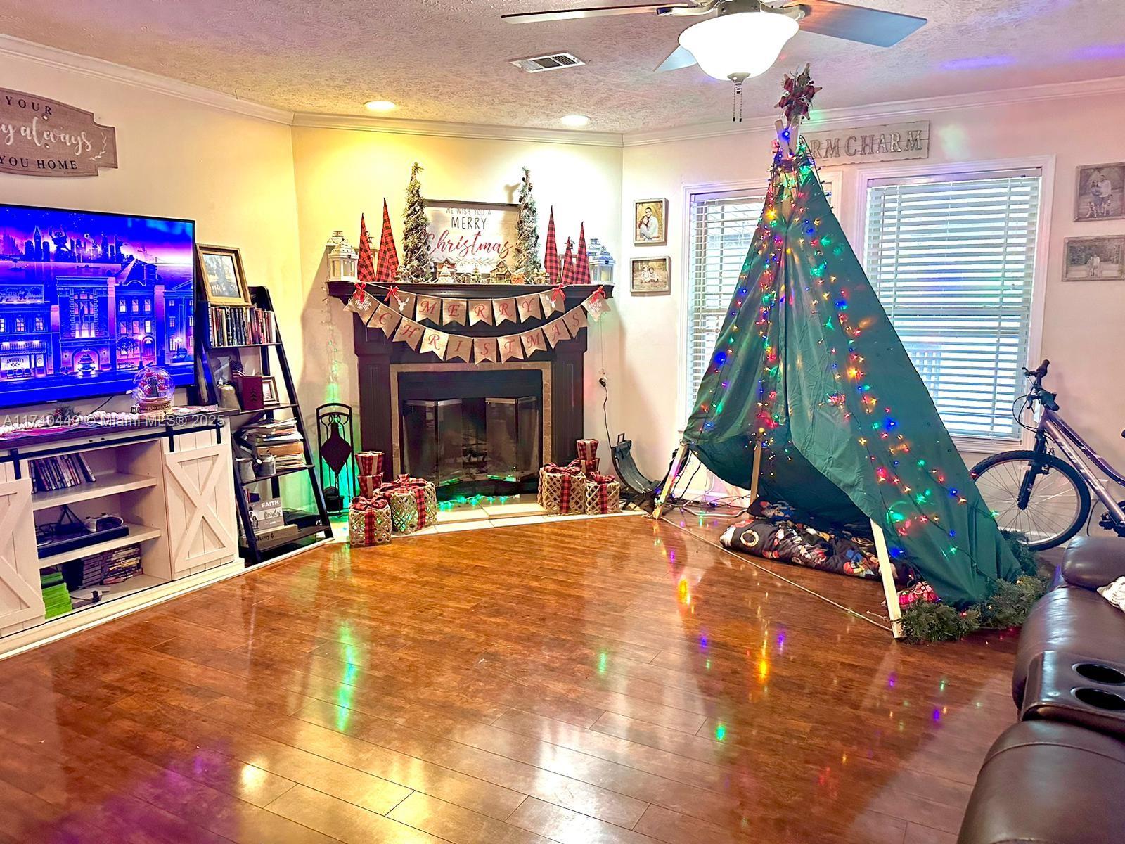 195 Southwest Turkey Glen Fort White, FL 32038 - Photo 10 of 25 a room with lots of white furniture and a flat screen tv