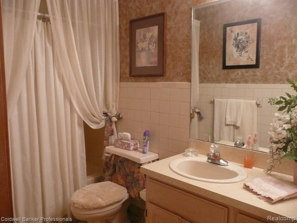 3505 Dutton Road Rochester, MI 48306 - Photo 15 of 33 Bathroom