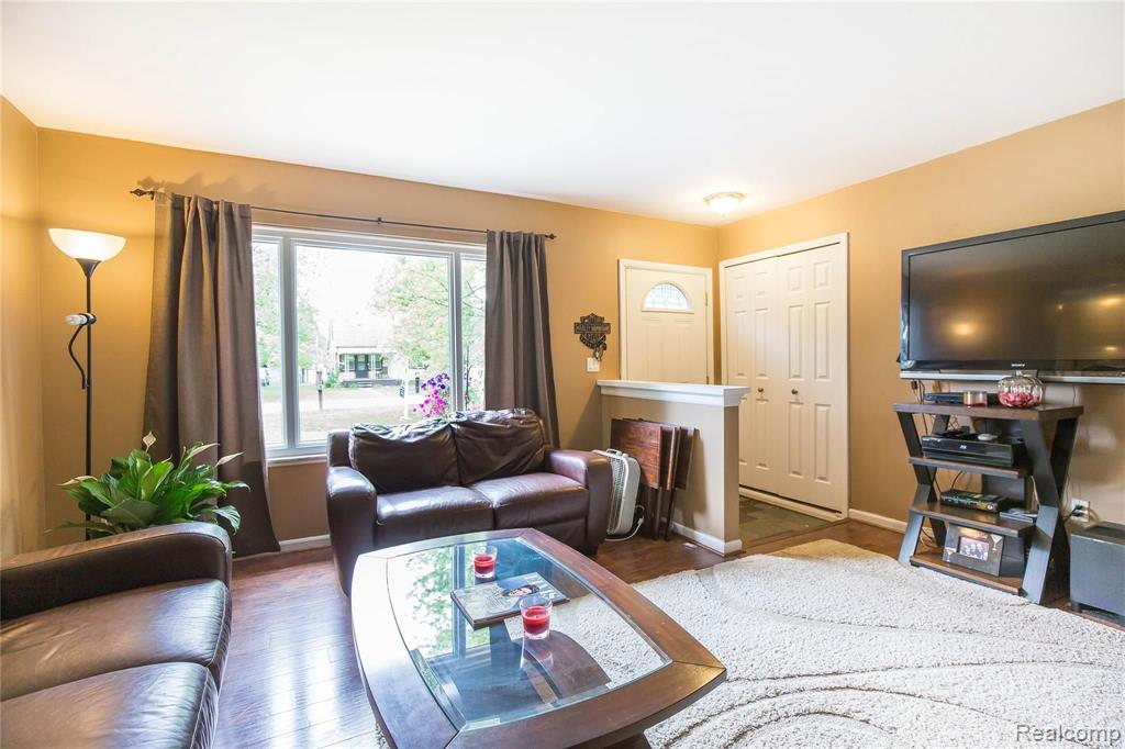 2695 Emmons Avenue Rochester Hills, MI 48307 - Photo 4 of 16