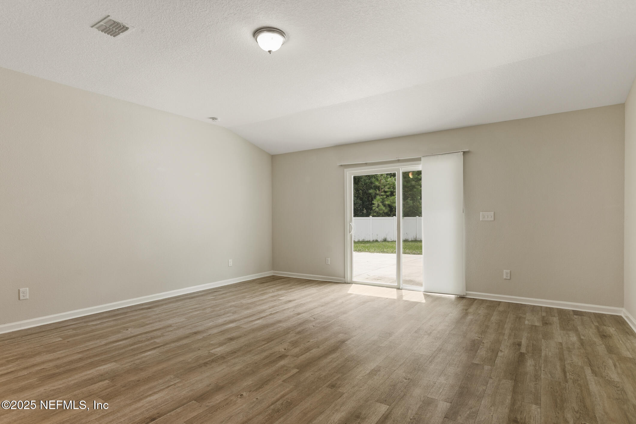 8882 Hogan Road Jacksonville, FL 32216 - Photo 18 of 42 Living Room
