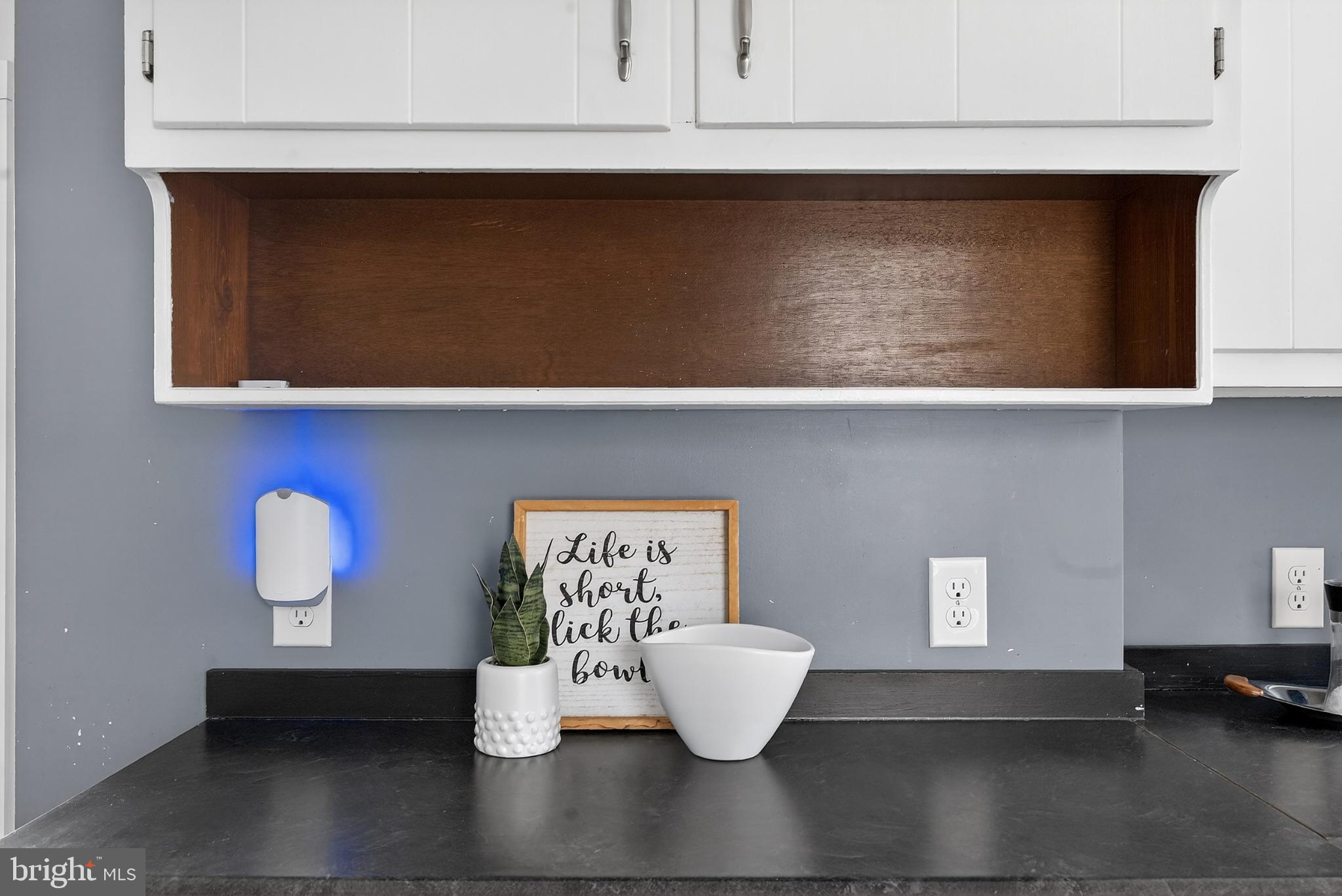 18290 Winston Loop Hanover, VA 23069 - Photo 4 of 23 Chic kitchen nook with modern accents.