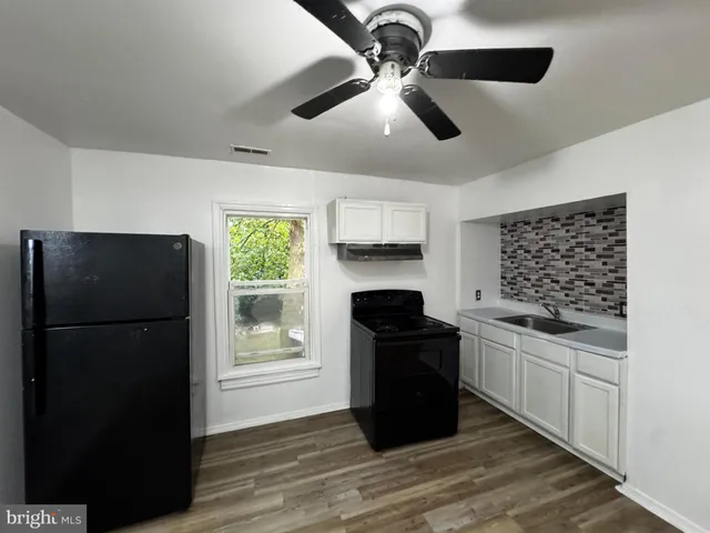 an entryway in a room