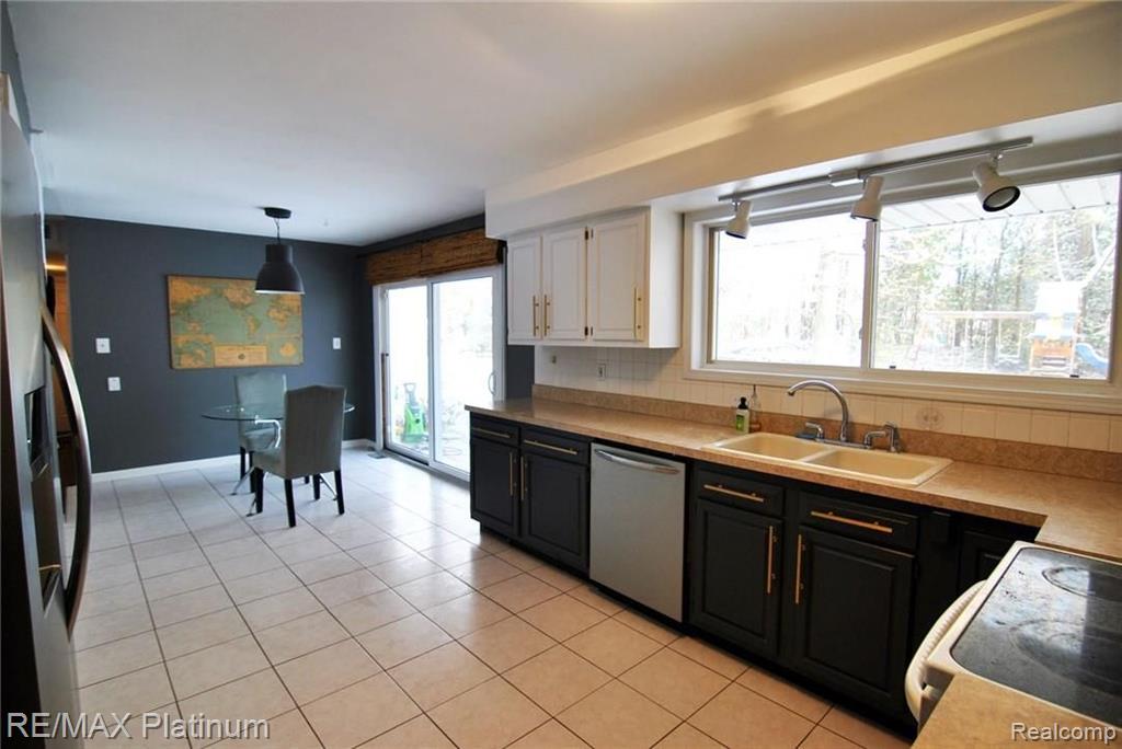 24566 Border Hill Novi, MI 48375 - Photo 9 of 26