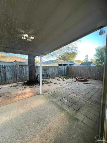 a view of a back yard