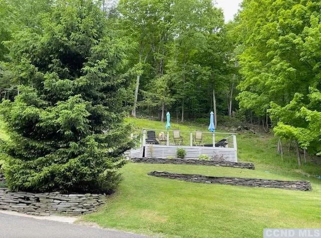 a view of house with a yard