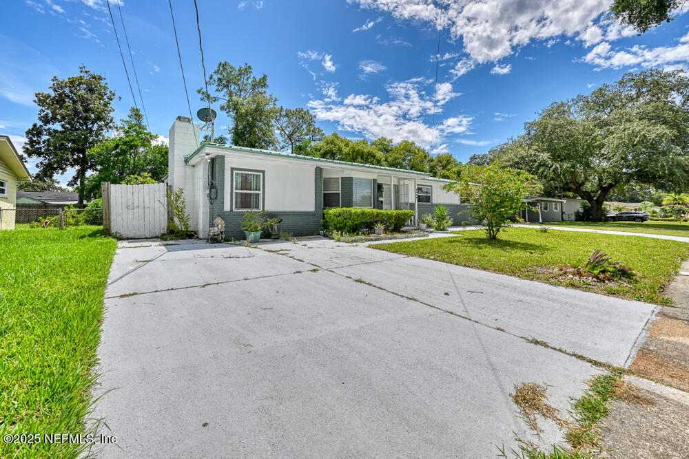 6408 Diane Road Jacksonville, FL 32277 - Photo 4 of 30 a view of a house with backyard and a garden