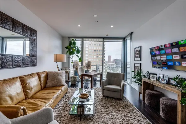 $3,995 | 2900 McKinnon Street, Unit 1606, Dallas, TX 75201