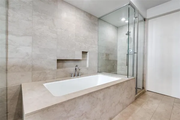 $3,995 | 2900 McKinnon Street, Unit 1606, Dallas, TX 75201