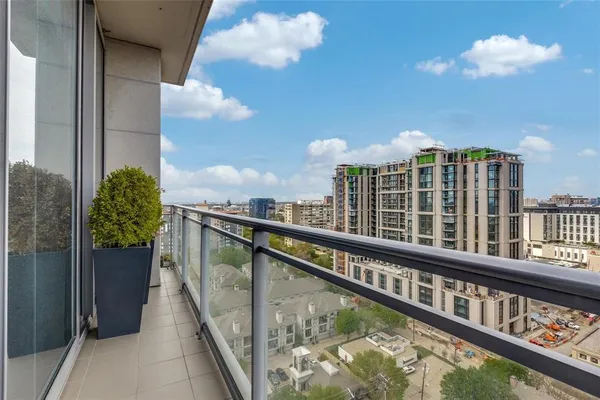 $3,995 | 2900 McKinnon Street, Unit 1606, Dallas, TX 75201
