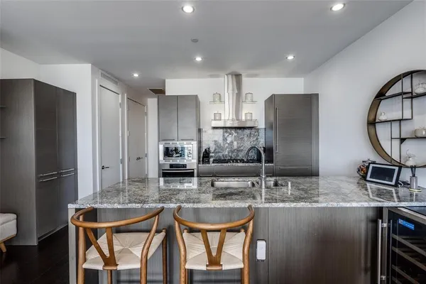 $3,995 | 2900 McKinnon Street, Unit 1606, Dallas, TX 75201