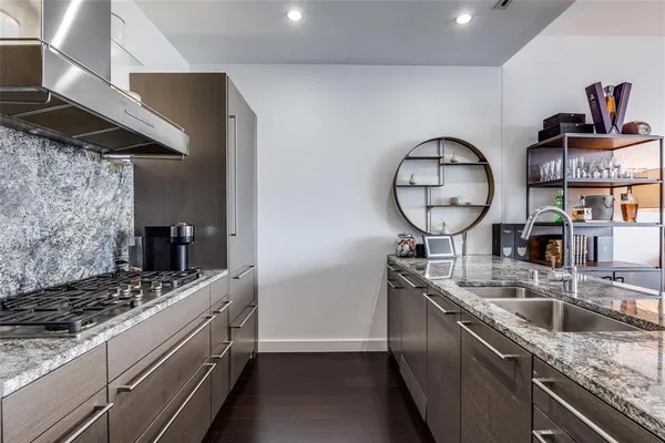 $3,995 | 2900 McKinnon Street, Unit 1606, Dallas, TX 75201