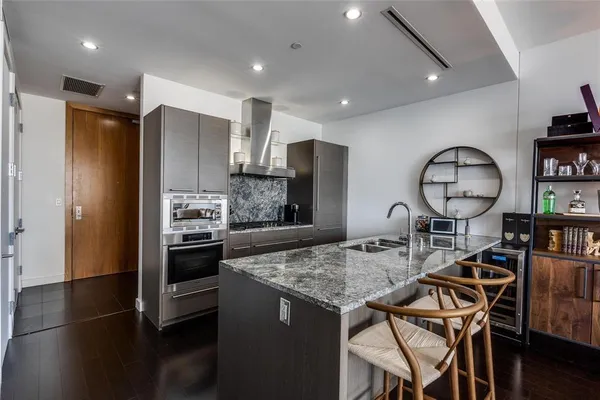 $3,995 | 2900 McKinnon Street, Unit 1606, Dallas, TX 75201