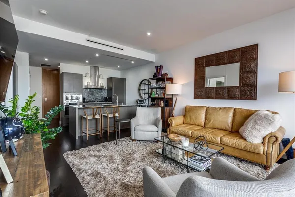 $3,995 | 2900 McKinnon Street, Unit 1606, Dallas, TX 75201