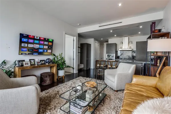 $3,995 | 2900 McKinnon Street, Unit 1606, Dallas, TX 75201