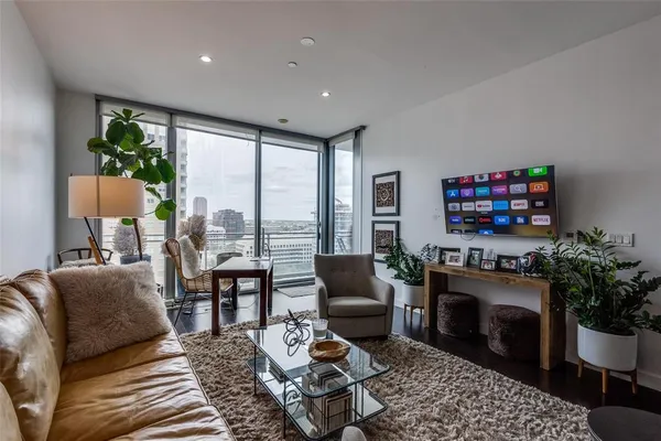 $3,995 | 2900 McKinnon Street, Unit 1606, Dallas, TX 75201