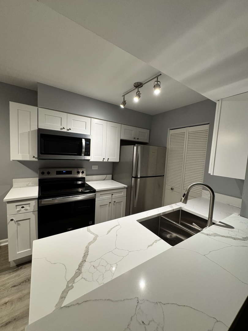 633 South Virginia Road, Unit 214 Crystal Lake, IL 60014 - Photo 5 of 10