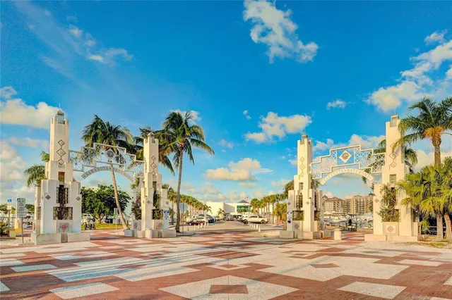 $399,000 | 33 South Gulfstream Avenue, Unit 307, Sarasota, FL 34236