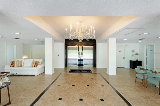 $399,000 | 33 South Gulfstream Avenue, Unit 307, Sarasota, FL 34236