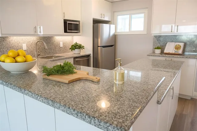 $399,000 | 33 South Gulfstream Avenue, Unit 307, Sarasota, FL 34236