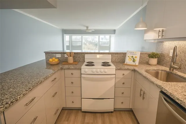 $399,000 | 33 South Gulfstream Avenue, Unit 307, Sarasota, FL 34236