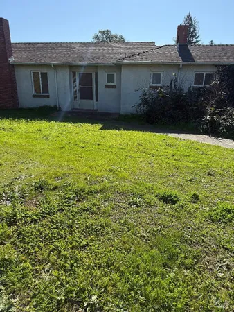 a view of a yard in front of a house