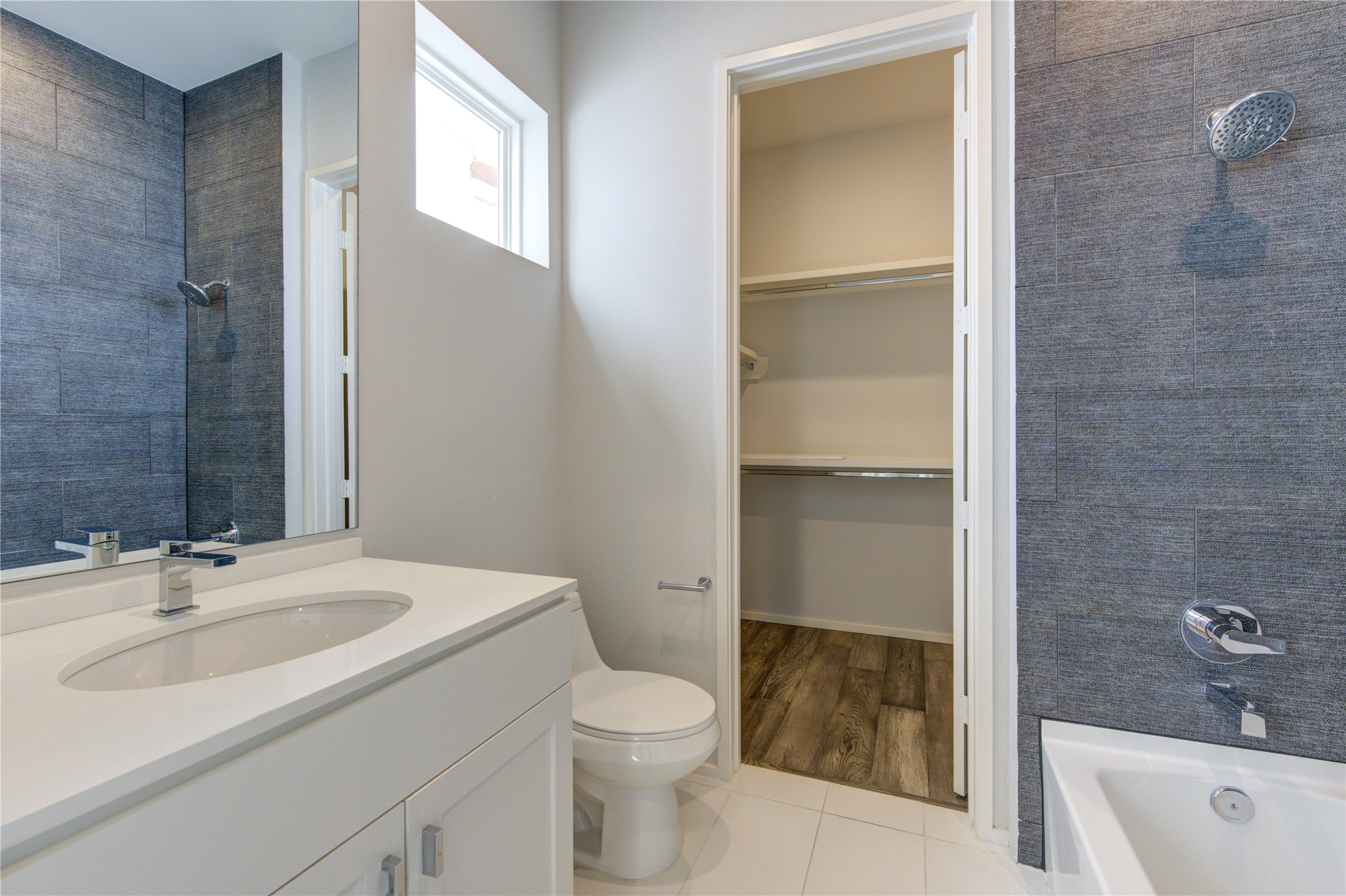 5336 Chandler Street Houston, TX 77007 - Photo 26 of 35 En suite bath for third floor bedroom