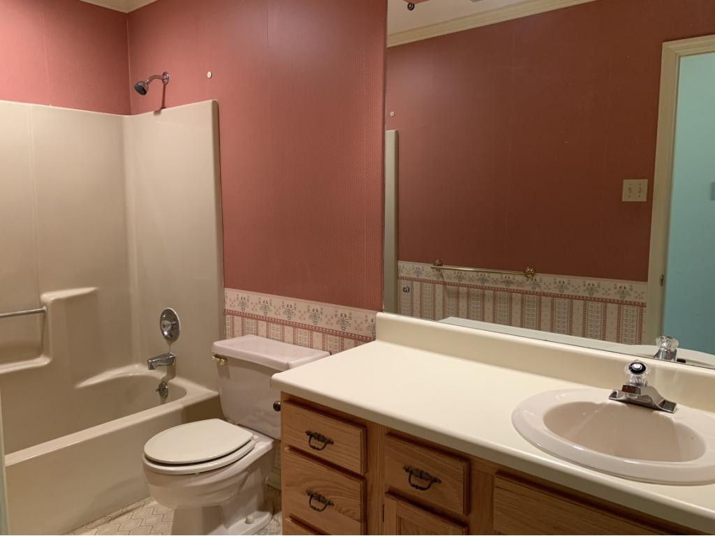 105 Scotland Road Kingsport, TN 37660 - Photo 25 of 36 Upstairs Bathroom