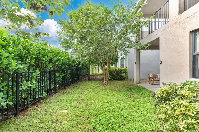 a view of a back yard