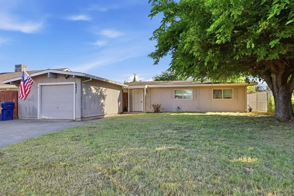a view of a house with a back yard