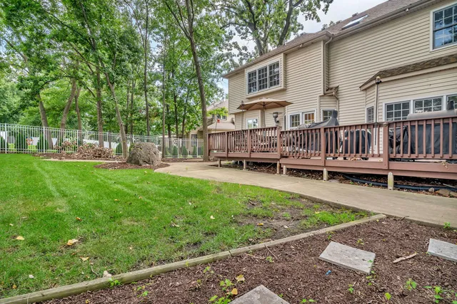 a view of a back yard