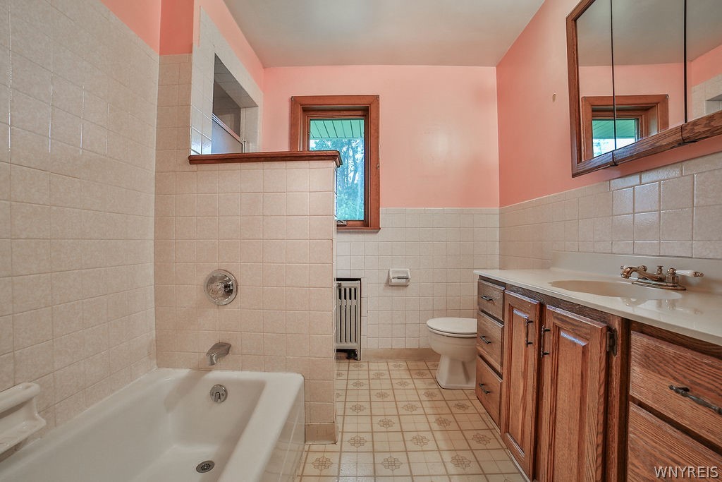 500 Hall Road Lancaster, NY 14059 - Photo 17 of 43 Bathroom