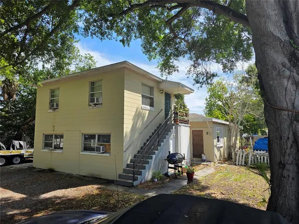 a view of a house with a yard