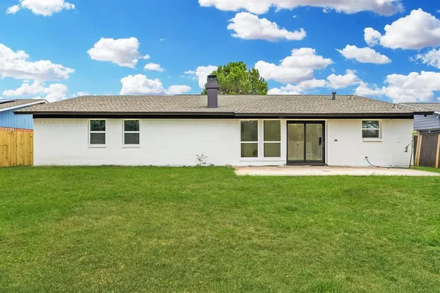 a view of a house with a backyard