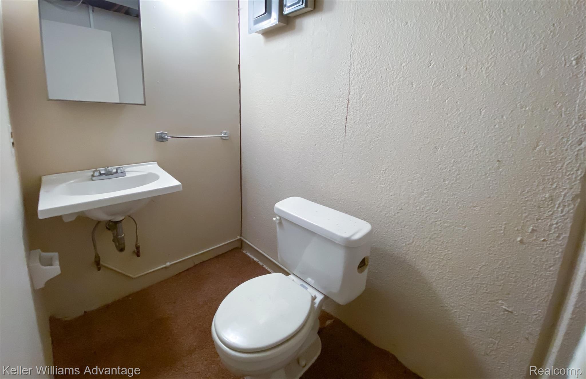 16430 Levan Road Livonia, MI 48154 - Photo 31 of 42 LevanRd_16430_HalfBath.jpg